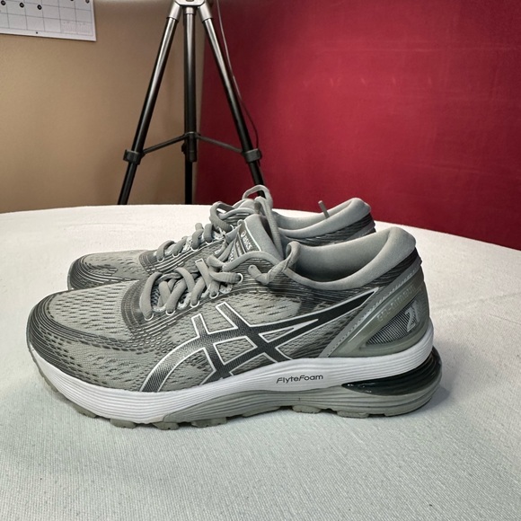 Women’s ASICS Gel Nimbus 21, Grey, Like New Wore 1 time, - Picture 3 of 6